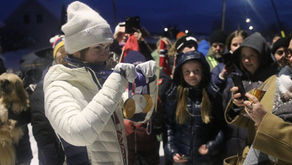 gullvinneren hyllet av venner og naboer