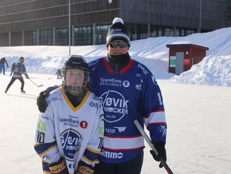 Gjøvik Hockey tok turen til Raufoss: - Viktig å vise fram idretten
