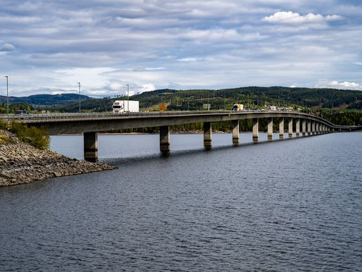 Mjøsbrua og Moelvtunnelen nattestengt én uke ekstra: – Rust og ledebil skaper trøbbel