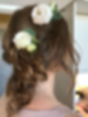 Håruppsättnng på mörkt hår med blommor i