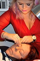 Enkund får sina ögonbryn trådade av Caroline, Carolinesbeautyspa