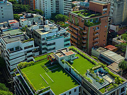 Césped artificial Grasspro en azotea de condominio de apartamentos