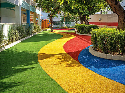 Césped sintético Grasspro Colorgrass en patio de colegio en Santo Domingo