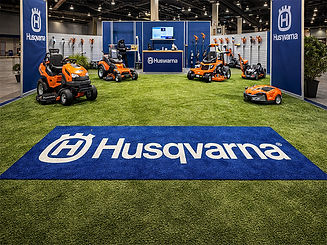 Pasto artificial Grasspro Colorgrass en exhibición comercial