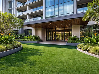 Césped artificial de paisajismo Grasspro Biscayne en jardín comercial.jpg