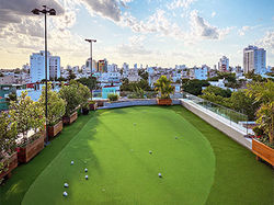 Césped artificial Grasspro Golf Pro en putting green en terraza residencial Santo Domingo.