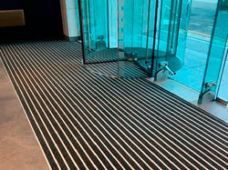 Tecnical aluminum entrance mat Basmat Artemis on commercial entrance