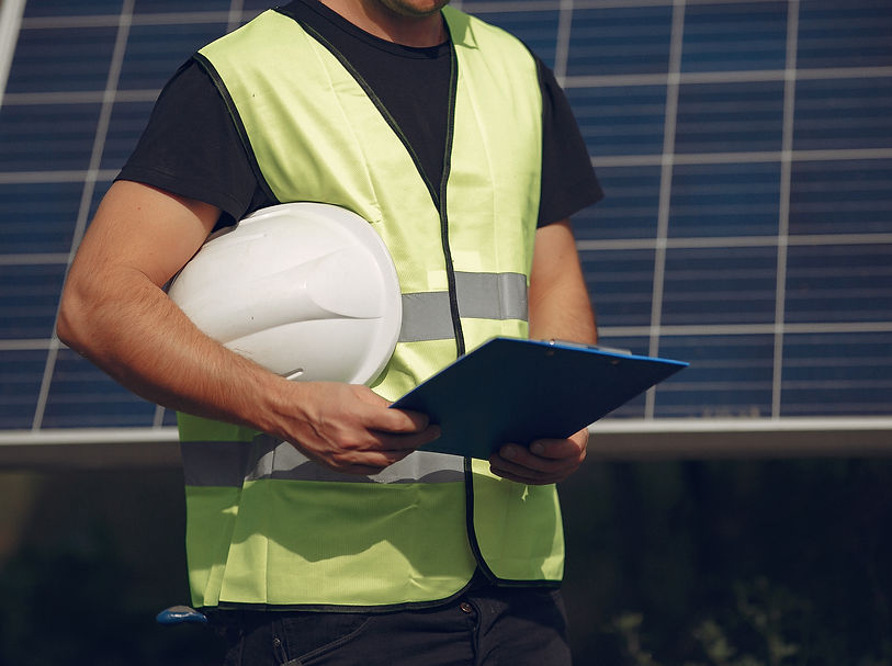 bărbat-cu-cască-albă-lângă-panou-solar.jpg