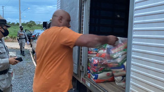 Polícia apreende caminhão com cestas básicas por suposto crime eleitoral