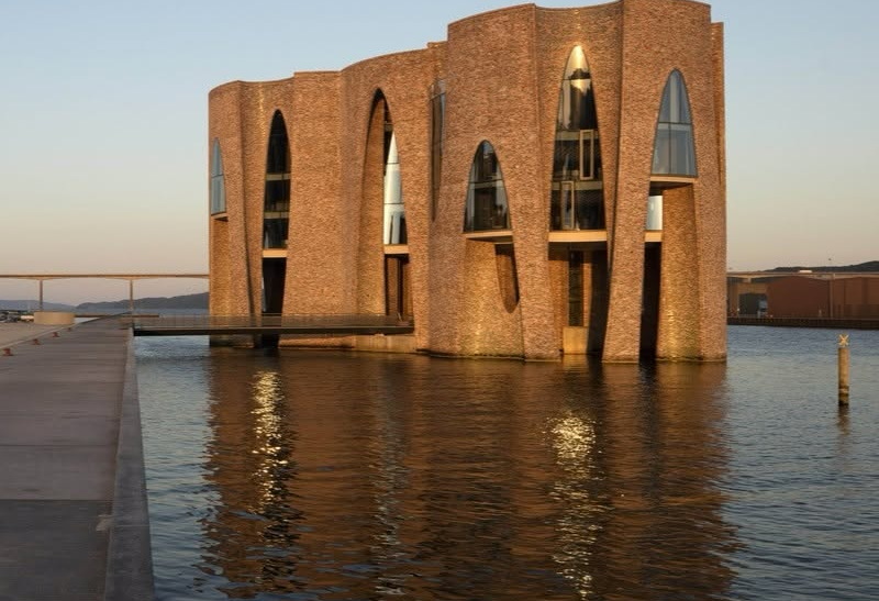 Fjordenhus: Đi Tìm "Phần Hồn" Trong Từng Viên Gạch Giữa Lòng Vịnh Vejle