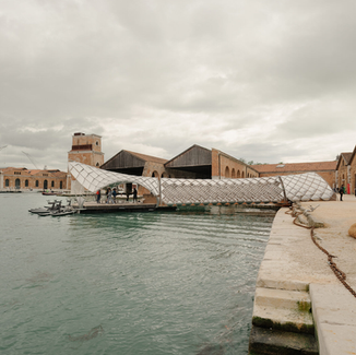 Cây cầu 37 mét tại Biennale: Norman Foster Foundation và Porsche thắp sáng kênh đào Venice bằng giấc mơ điện và thiết kế tuần hoàn