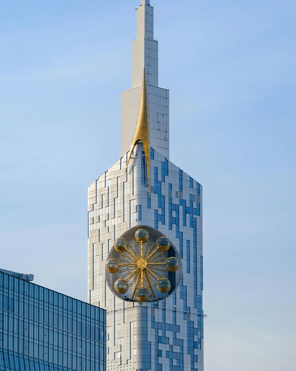 Batumi Tower – Tòa tháp có vòng đu quay độc đáo trên bờ Biển Đen