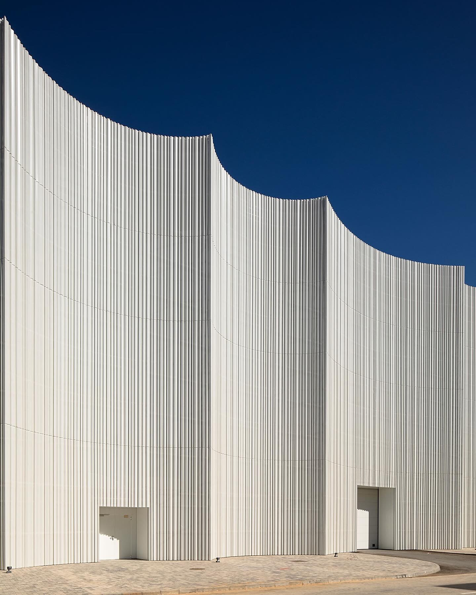 Mayoral Logistics Centre – Khi kiến trúc công nghiệp trở thành nghệ thuật