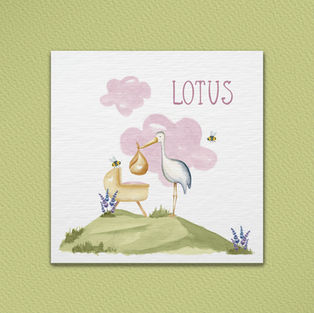 Geboortekaartje van waterverf met wieg, ooievaar en wolken.