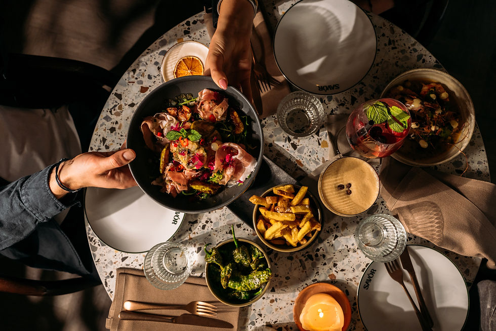 De tafel vol foodsharing gerechten bij Casa Savór in Eindhoven