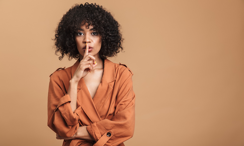 mulher fazendo silêncio com roupa luxuosa