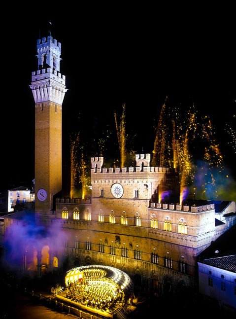Palazzo Publico
Siena Tuscany Italy.Tchaikovsky 1812 Overture
Live at the Piazza Del Campo in Siena, Italy June 24th 1991
Performed by the orchestra and chorus of The Maggio Musicale Florentino
joined with the military band of Guarda Di Finanza