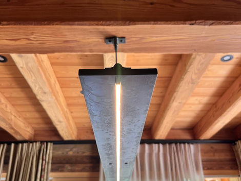 Moderne luster, lichtarmatuur, tafelverlichting in smeedijzer. Uniek ontwerp.
