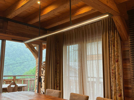 Moderne luster, lichtarmatuur, tafelverlichting in smeedijzer. Uniek ontwerp.
