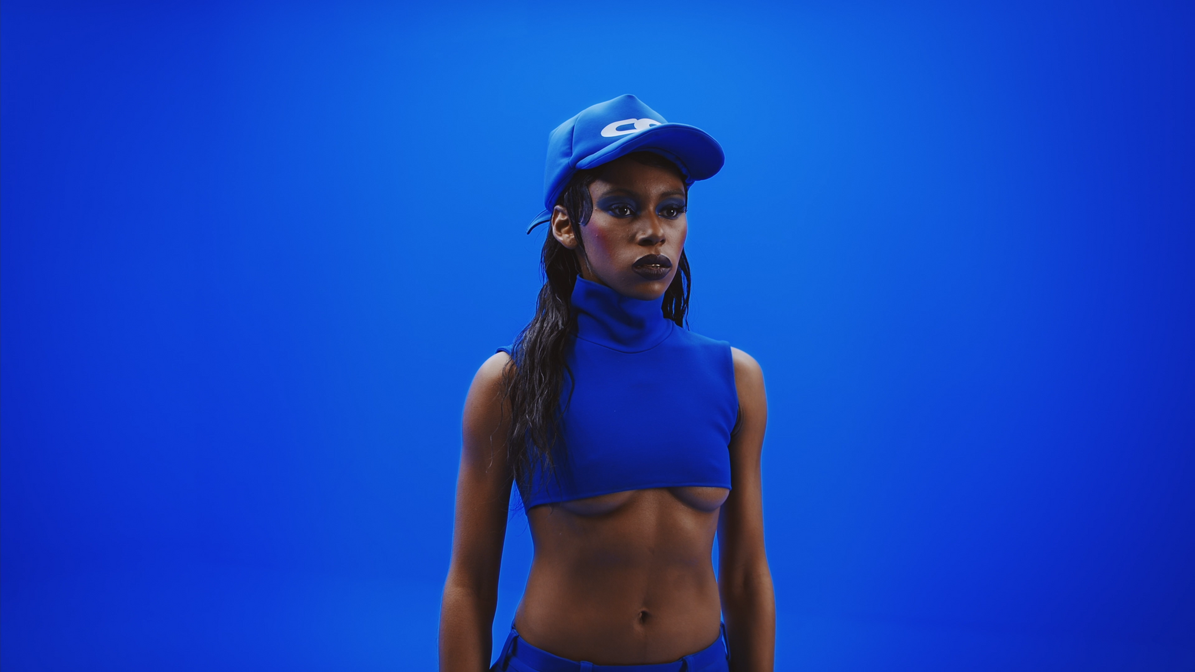 CGI™ SLEEVELESS TURTLENECK CROP TOP