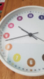 Geräuschlose Wanduhr Kinderzimmer mit Farbsystem – 12h