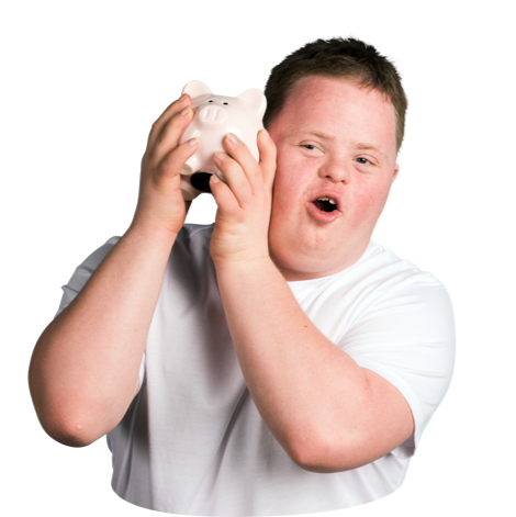 Junge mit Down-Syndrom hält ein weißes Sparschwein ans Ohr, vor transparentem Hintergrund, überrascht und fröhlich.