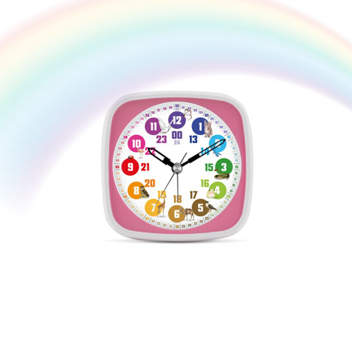 Kinderwecker von rainbowatch© mit rosa Rahmen und Ziffernblatt, auf dem farbige Symbole anstelle von Zahlen abgebildet sind; die kindgerechten Motive dienen zur Orientierung für Kinder ohne Lesekenntnisse.
