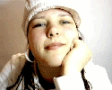 Anni hatgirl - die Erfinderin der rainbowatch Lernuhren sagt Hallo und tippt Freundlich auf den Bildschirm Hallo!