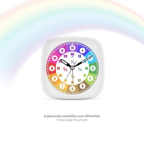Kinderwecker von rainbowatch© mit farbigem Ziffernblatt in Regenbogenfarben, klaren Stunden- und Minutenanzeigen, vor weißem Hintergrund mit Regenbogenbogen darüber.