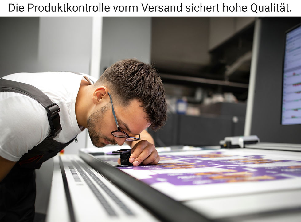 Miniaturbild: Ein Mitarbeiter überprüft sorgfältig den Druck eines Acrylposters vor dem Versand – Qualitätskontrolle bei rainbowatch® für b