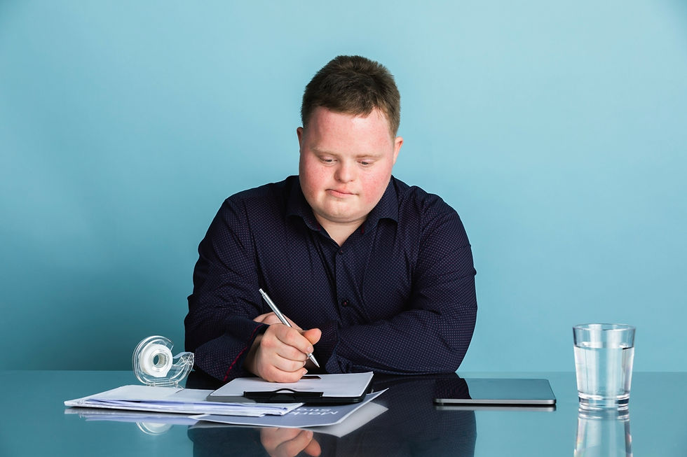 Frustrierter Mitarbeiter mit Downsyndrom