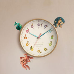 Mutter und Kind am Tisch, sie reden und schreiben. An der Wand eine rainbowatch Lernuhr. Auf ihrem Rahmen Rahmen rennen Hase, Igel und Schnecke einen Marathon. Helle, gemütliche Wohnzimmereinrichtung.