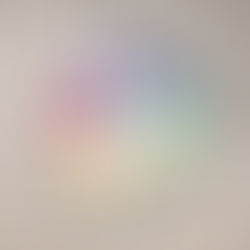 Farbige Lernuhr mit Würfelzahlen und Zeigern an der Wand, Text: rainbowwatch und Zifferblatt mit Lesehilfe