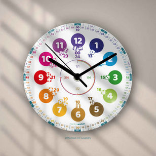Farbige Lernuhr mit Würfelzahlen und Zeigern an der Wand, Text: rainbowwatch und Zifferblatt mit Lesehilfe