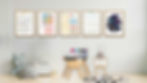Kinderzimmer mit fünf Lernpostern an der Wand – Alphabetposter, Poster „Das kleine 1x1“ mit Würfeln und Poster „Besondere Zah