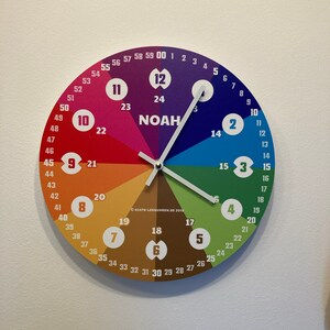 Schlichte Regenbiogen Lernuhr für Kinderzimmer personalisiert mit Namen