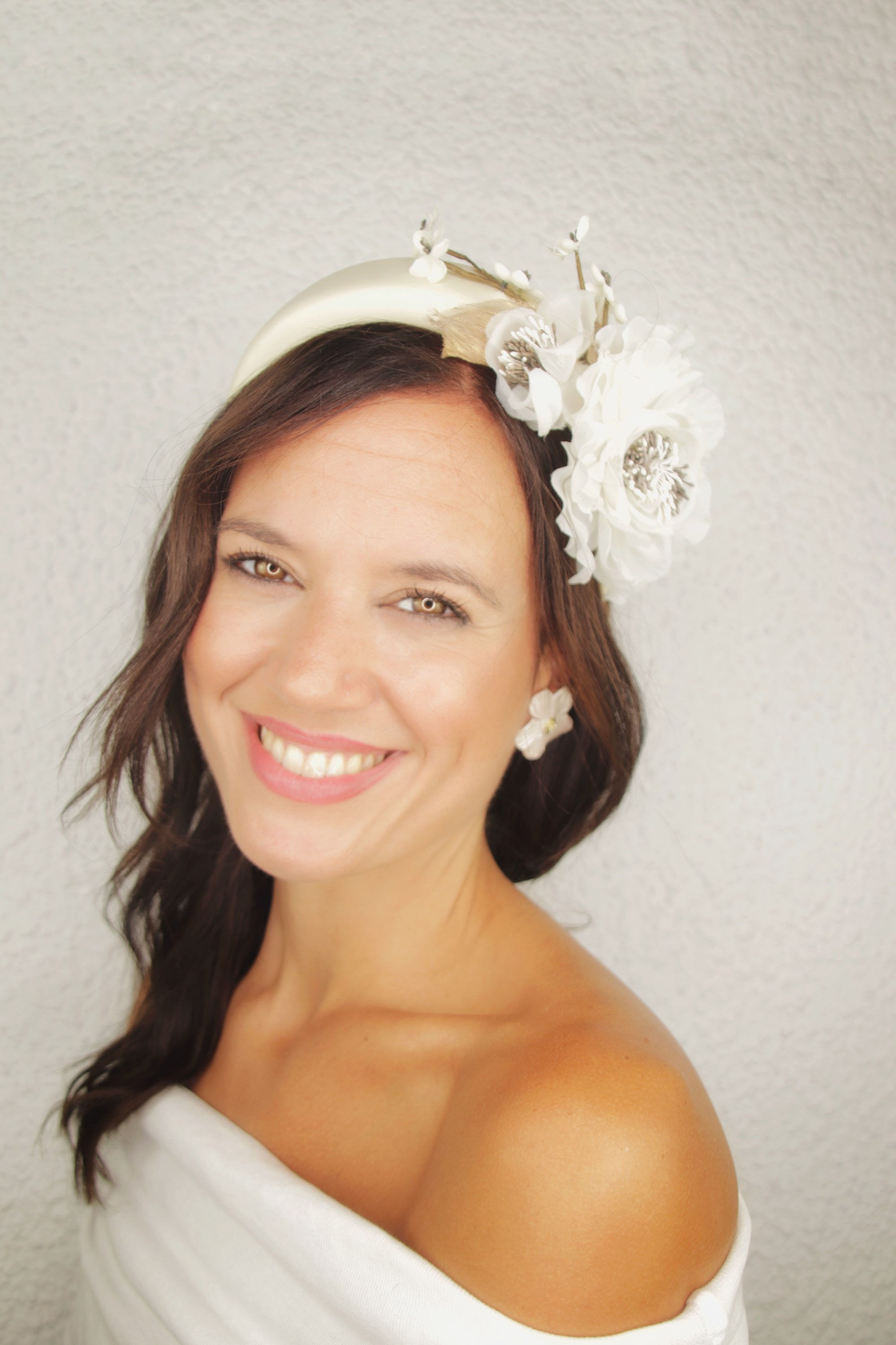 Diadema ancha blanca flores lado 