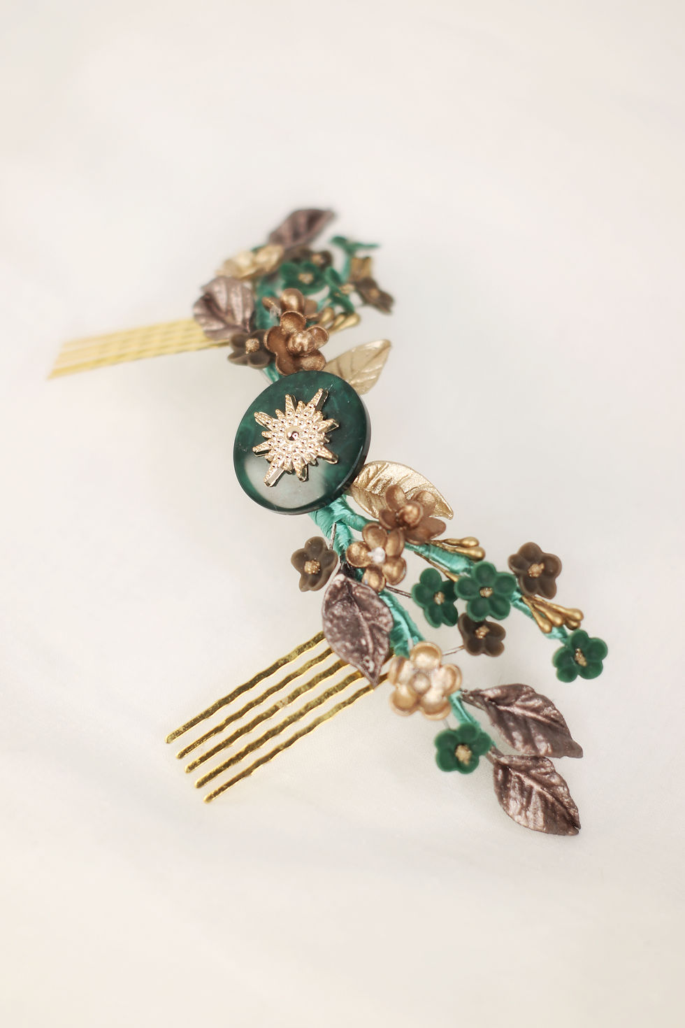 Miniatura: Peineta porcelana y aplique estrella verde oscuro y dorado