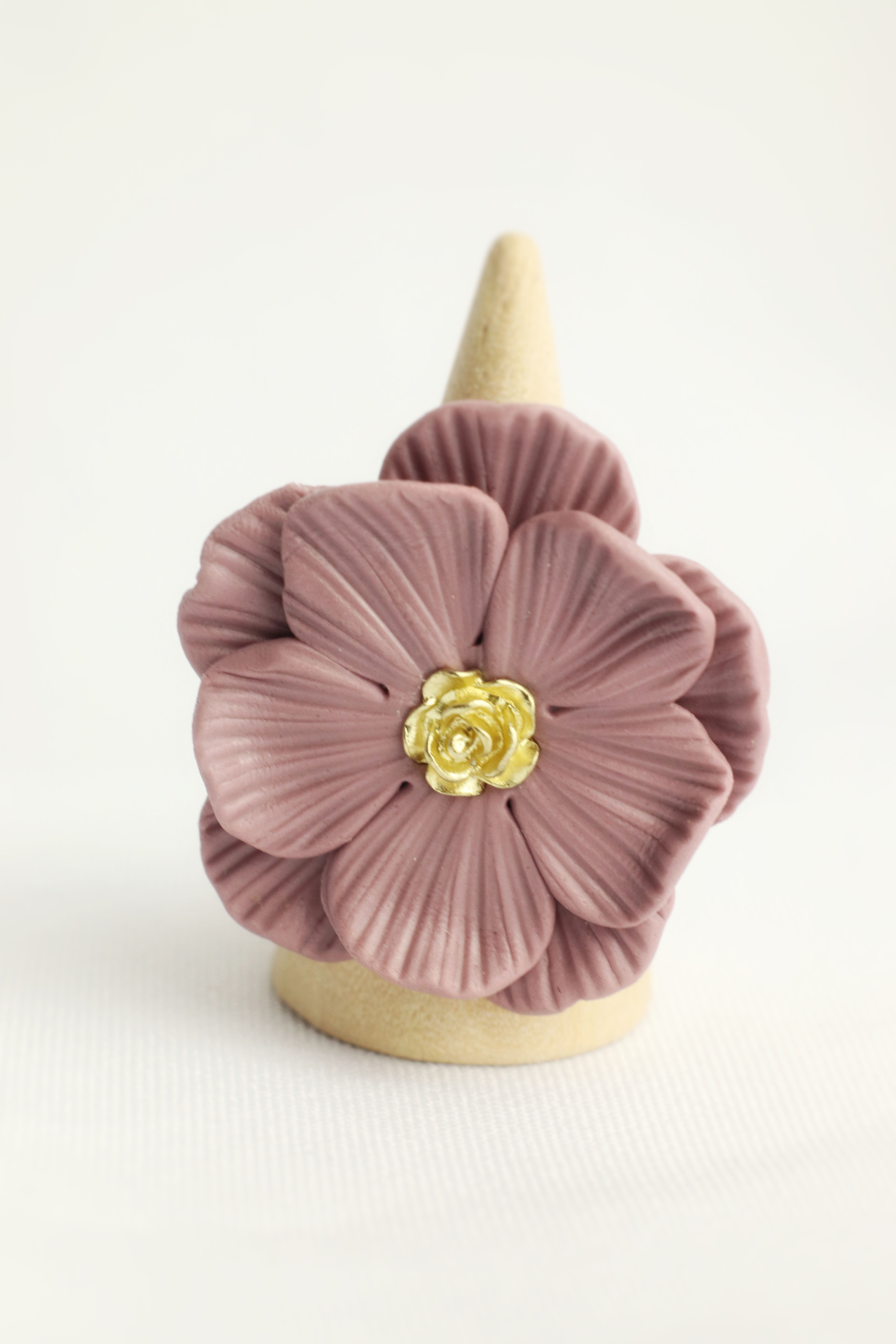 Anillo Flor morado empolvado 