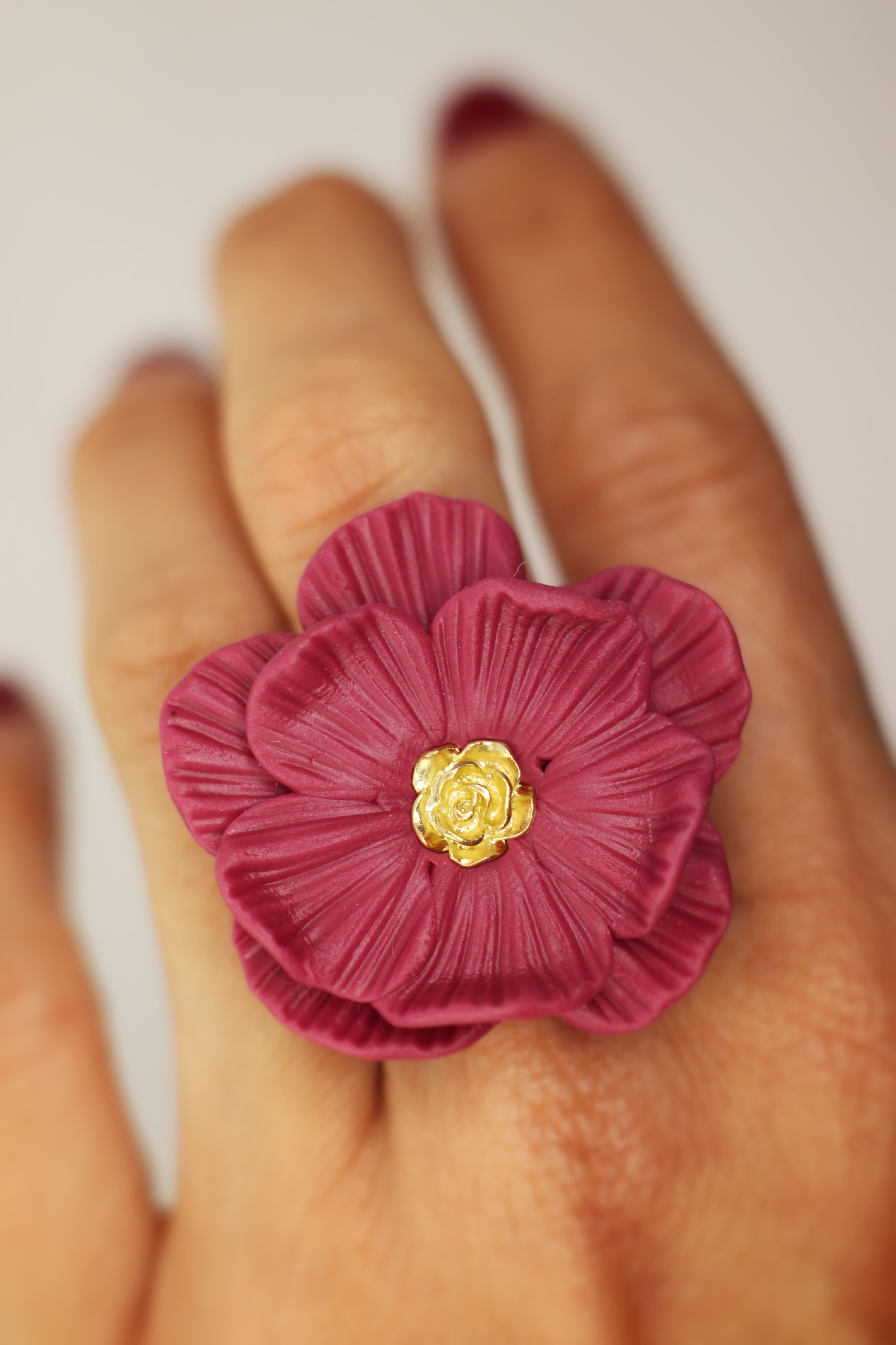 Anillo Flor berenjena suave
