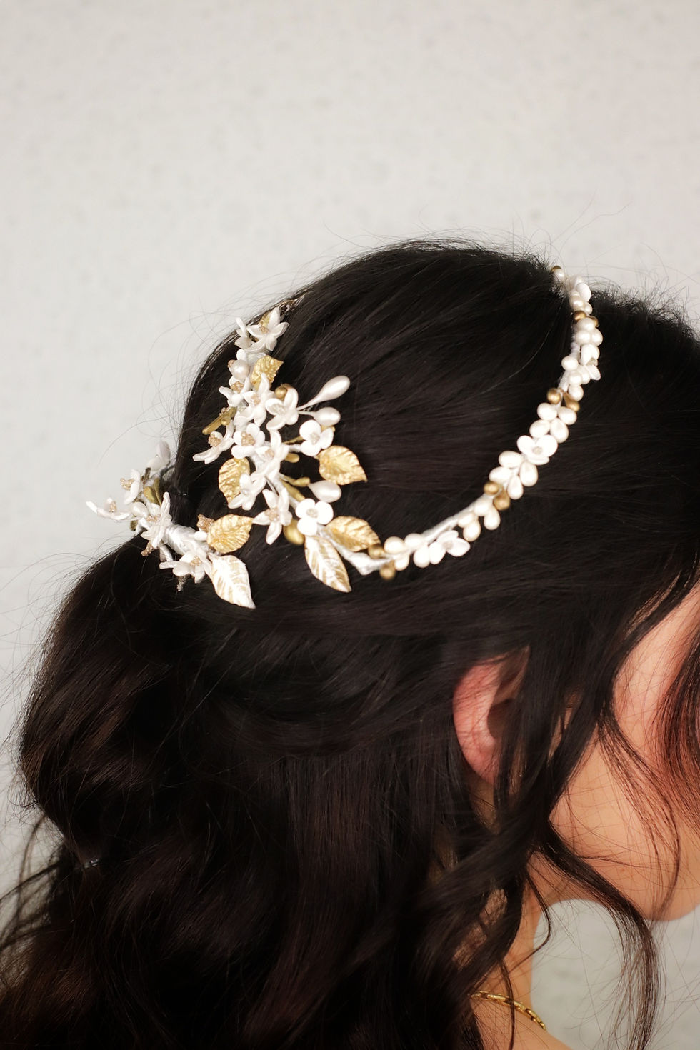 Miniatura: Corona abierta pistilos y flores de porcelana blanca y dorada