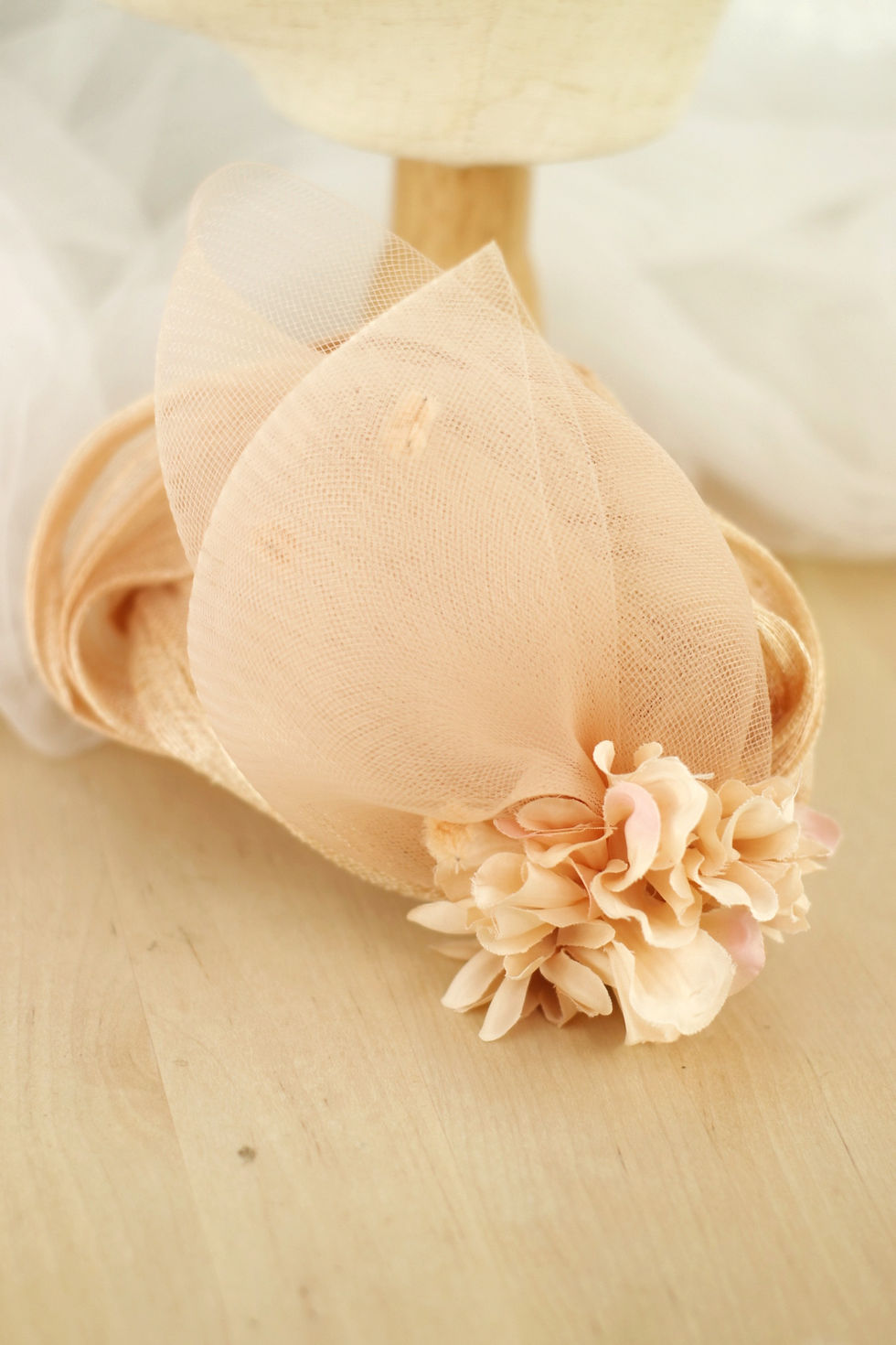 Miniatura: Casquete salmón flores y crin