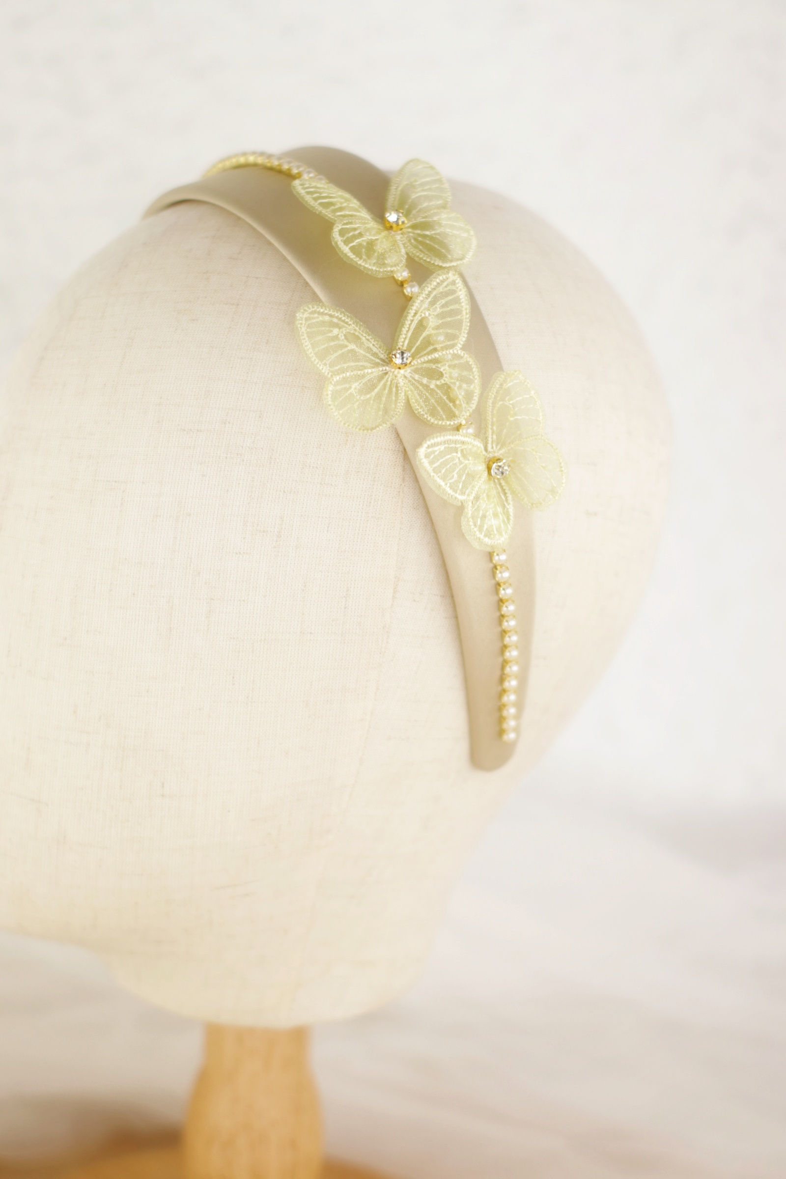 Diadema amarilla mariposas