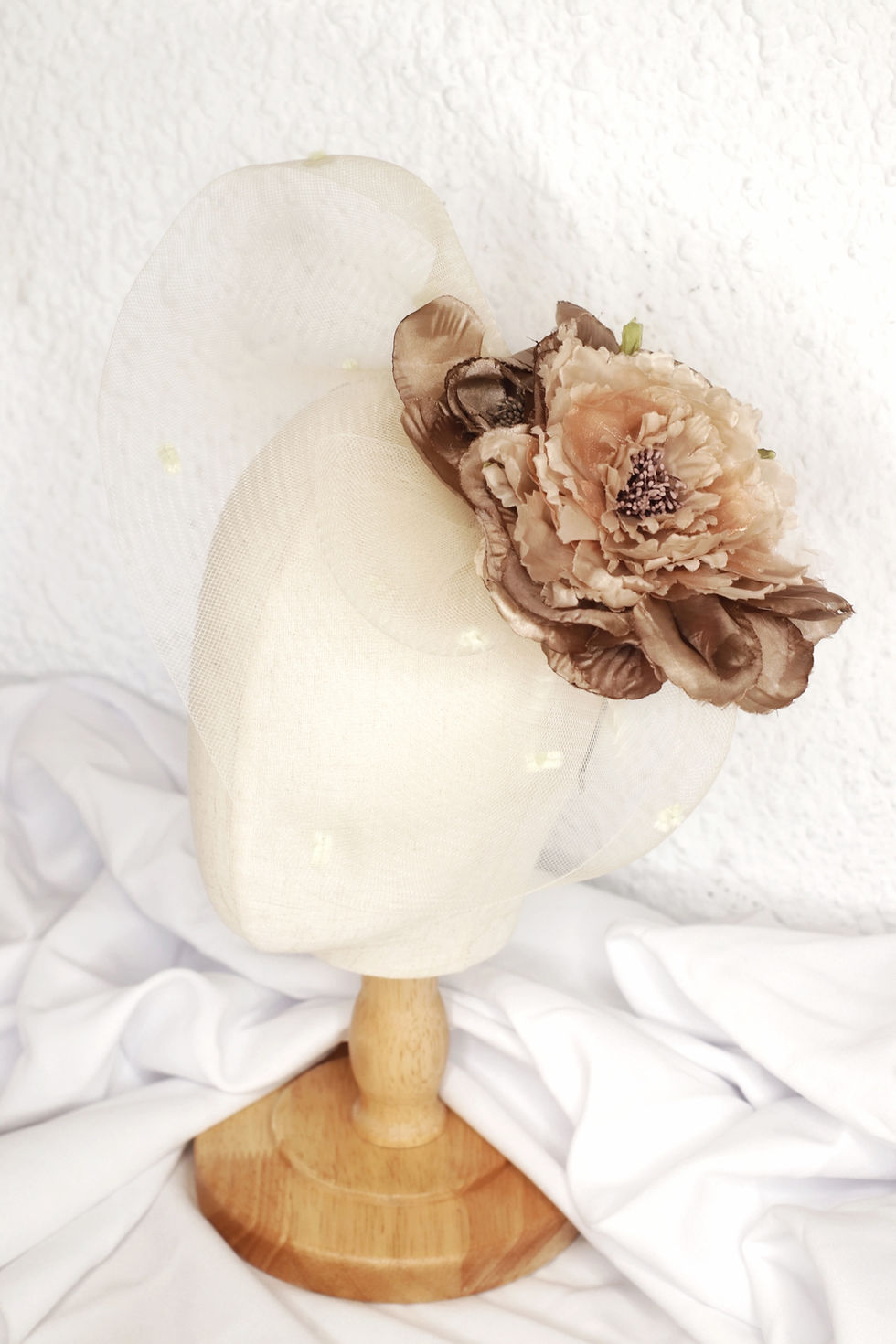 Miniatura: Tocado base crin y flores marrones