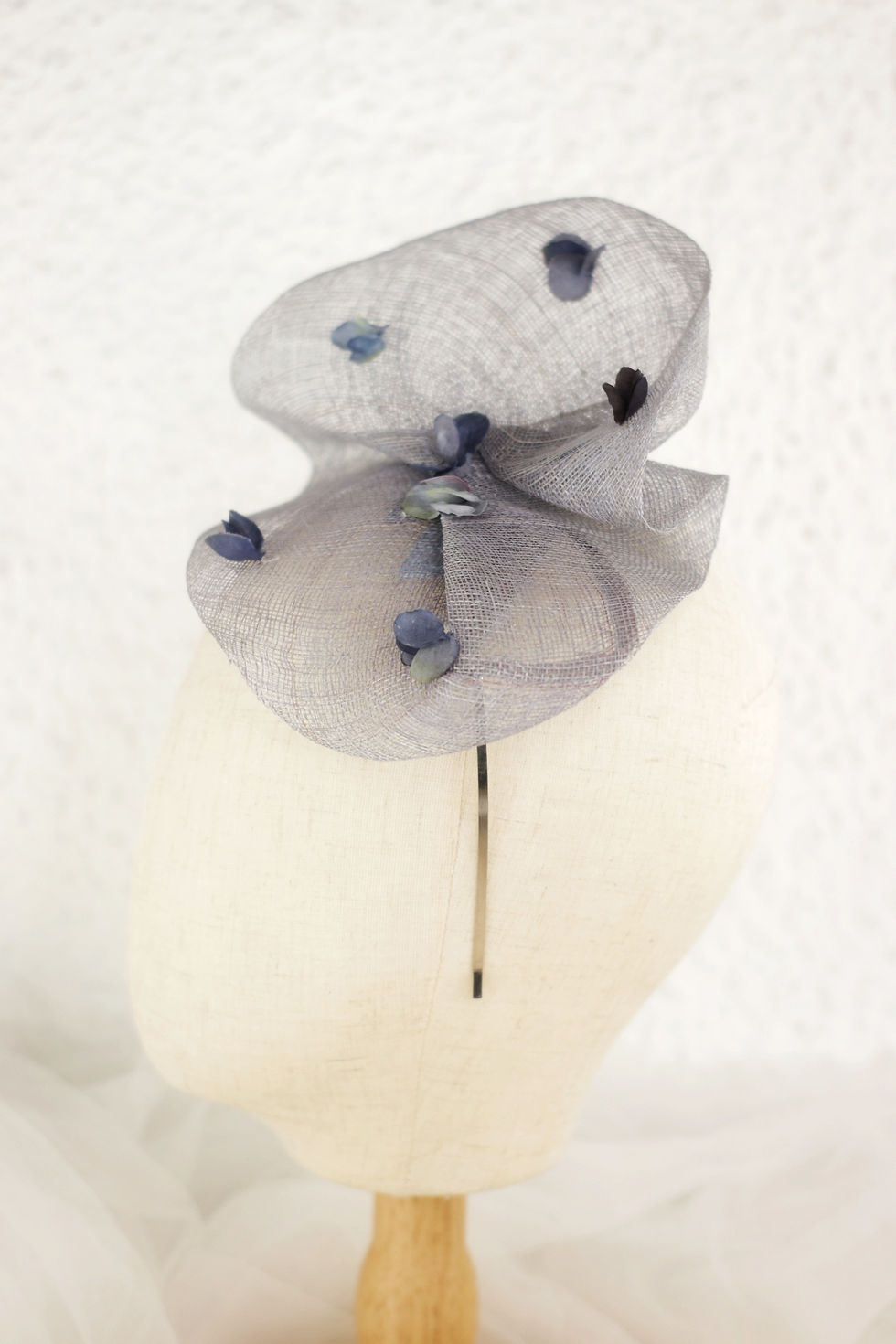 Miniatura: Disco plisado gris y hortensias