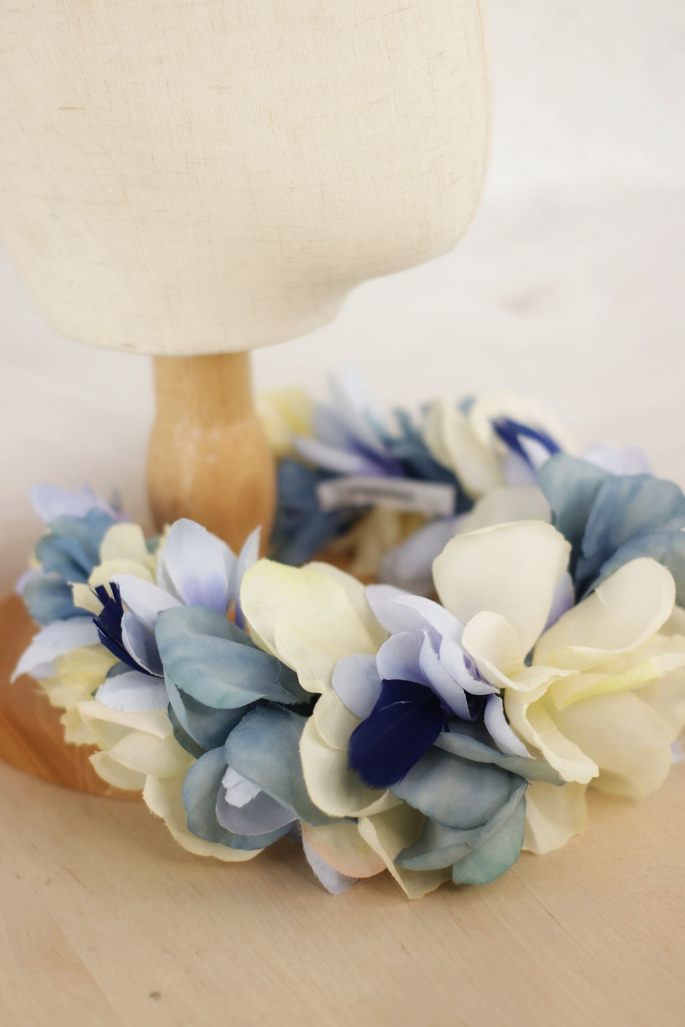 Miniatura: Diadema flores y plumas azul y beige