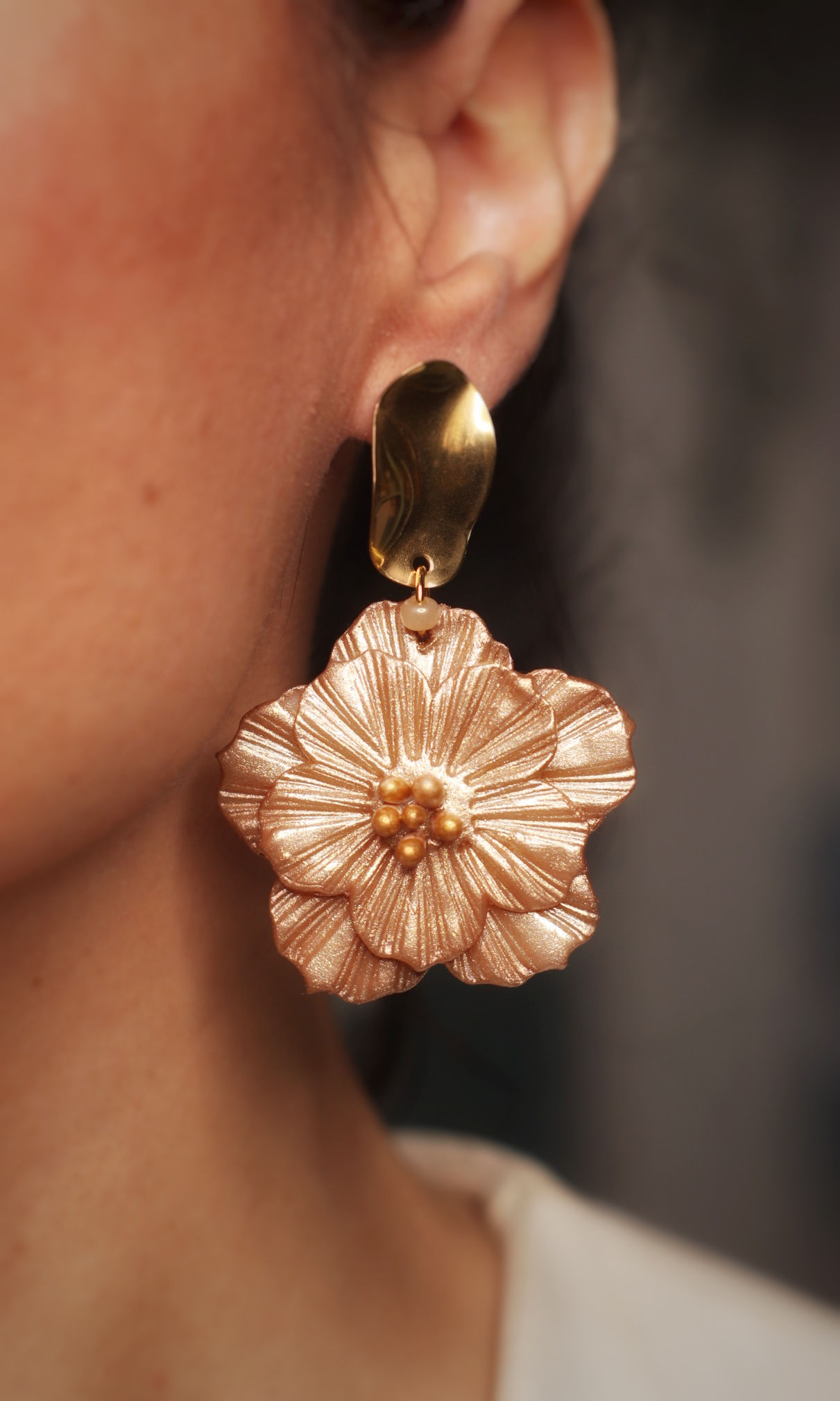 Pendientes Mayo dorado metalizado
