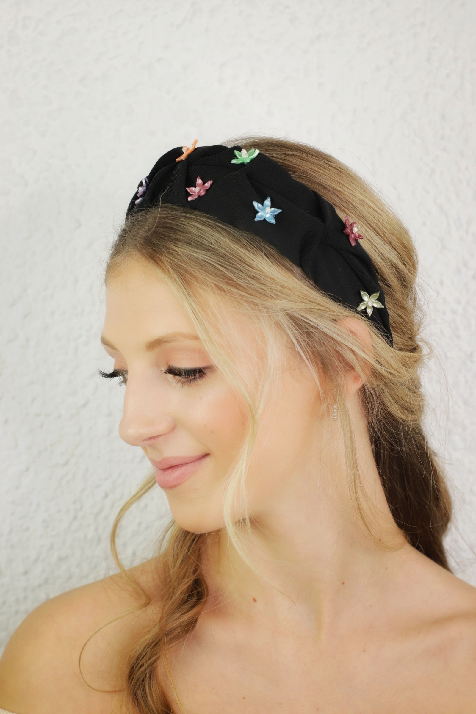 Diadema plisada negra flores porcelana de colores