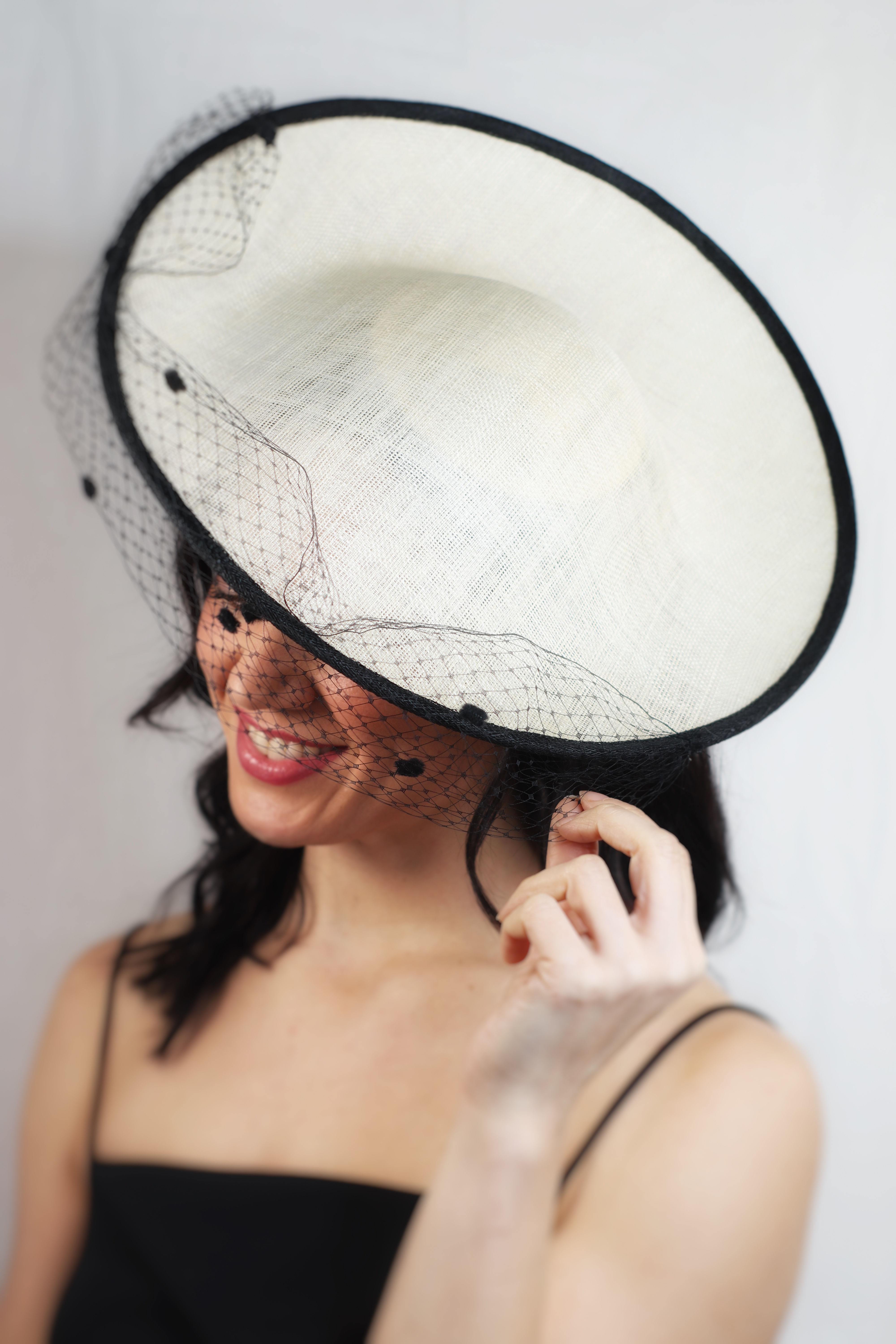 Base lado sinamay cruda y velo plumeti negro