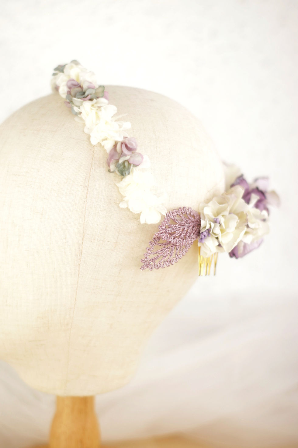 Miniatura: Corona blanca y morada flores
